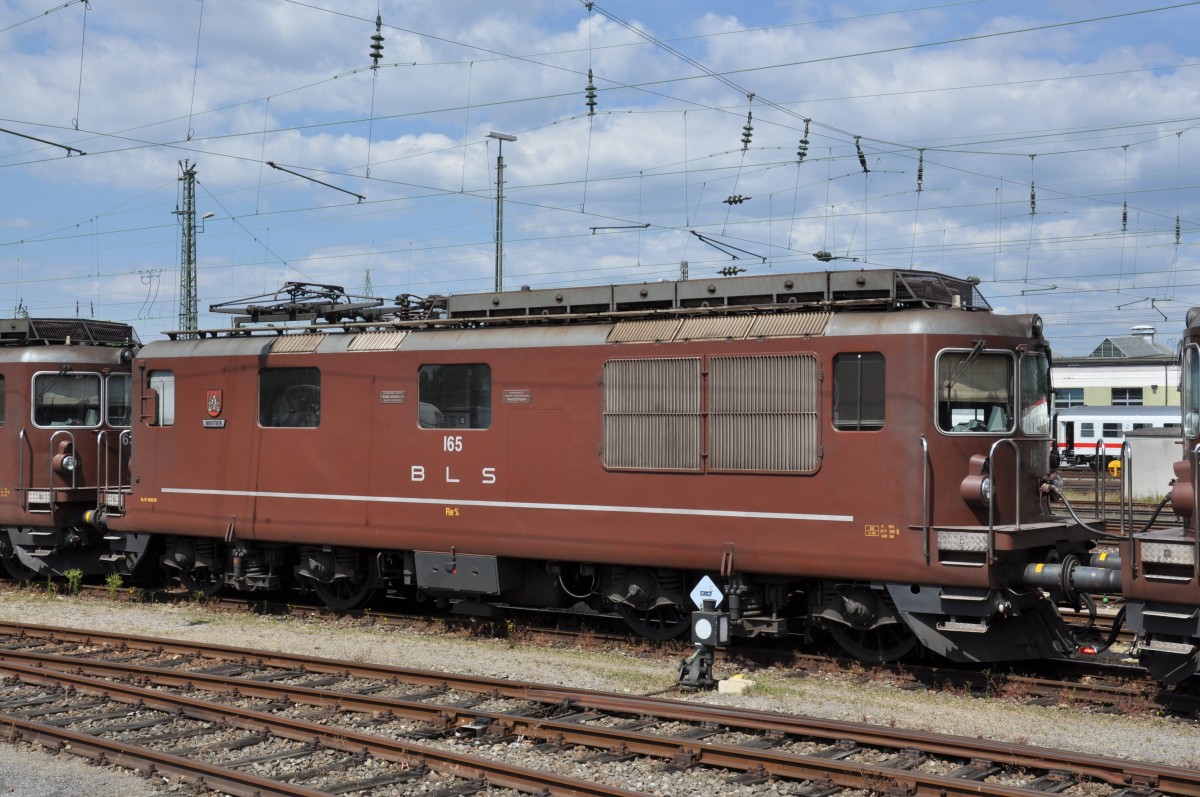 Re 425 165 der BLS abgestellt am Badischen Bahnhof in Basel. Die Aufnahme stammt vom 16.06.2014.