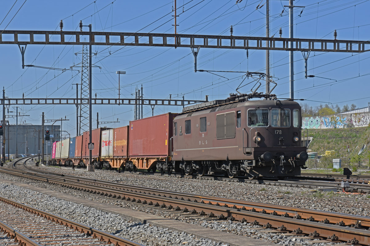 Re 425 178 der BLS durchfährt den Bahnhof Pratteln. Die Aufnahme stammt vom 01.04.2020.