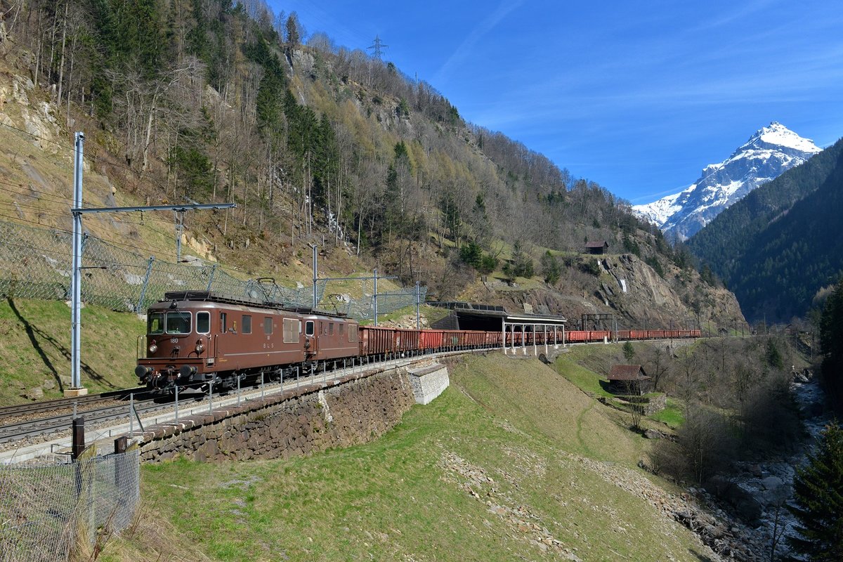 Re 425 180 + Re 425 167 mit einem Güterzug am 10.04.2015 bei Gurtnellen.