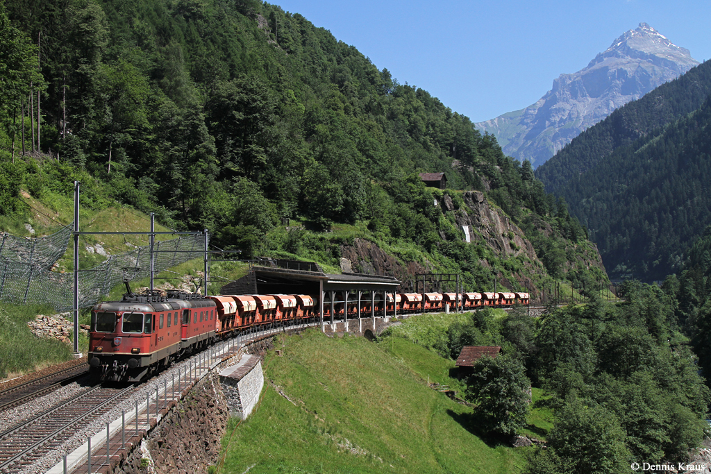 Re 4/4 11236 + Re 6/6 11648 mit Güterzug am 01.07.2015 bei Gurtnellen.