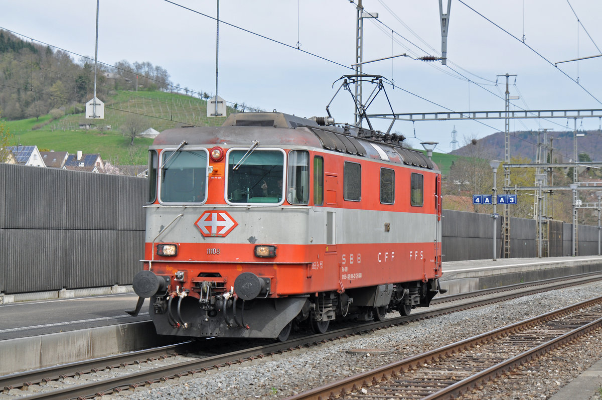 Re 4/4 II 11108 durchfährt den Bahnhof Gelterkinden. Die Aufnahme stammt vom 14.04.2018.