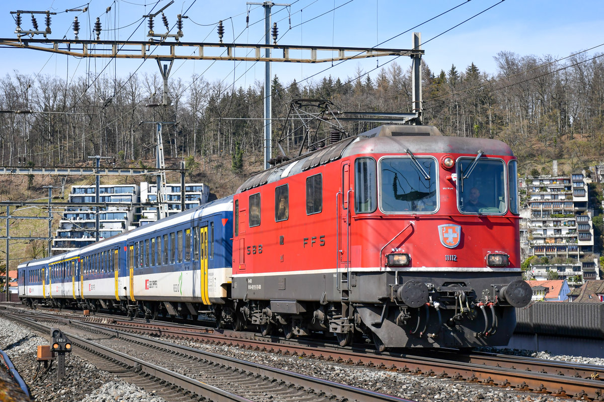 Re 4/4 II 11112 mit IR 36 nach Zürich HB am 23.03.2021 kurz vor der Einfahrt in den Bahnhof Brugg AG. Abfahrt in Brugg AG 14:00 Uhr.