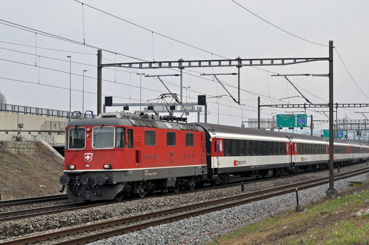 Re 4/4 II 11116 fährt Richtung Bahnhof SBB. Die Aufnahme stammt vom 05.02.2018.