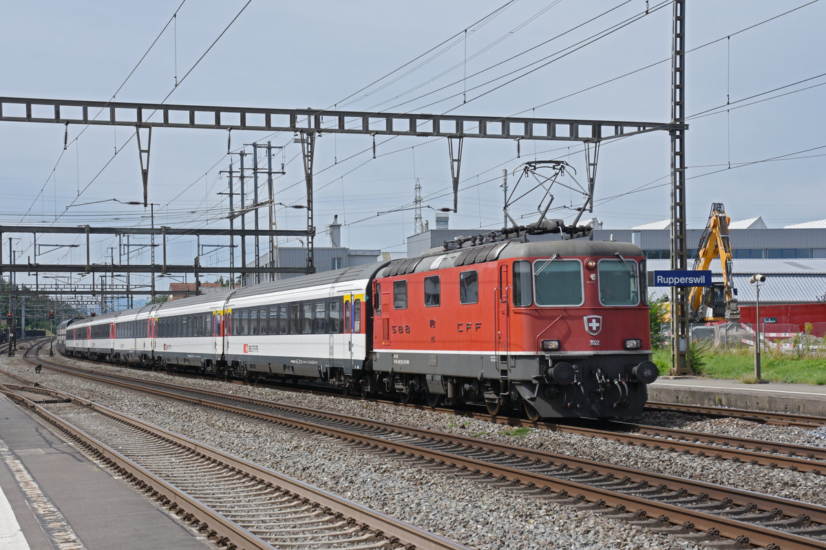 Re 4/4 II 11122 durchfährt den Bahnhof Rupperswil. Die Aufnahme stammt vom 25.08.2020.