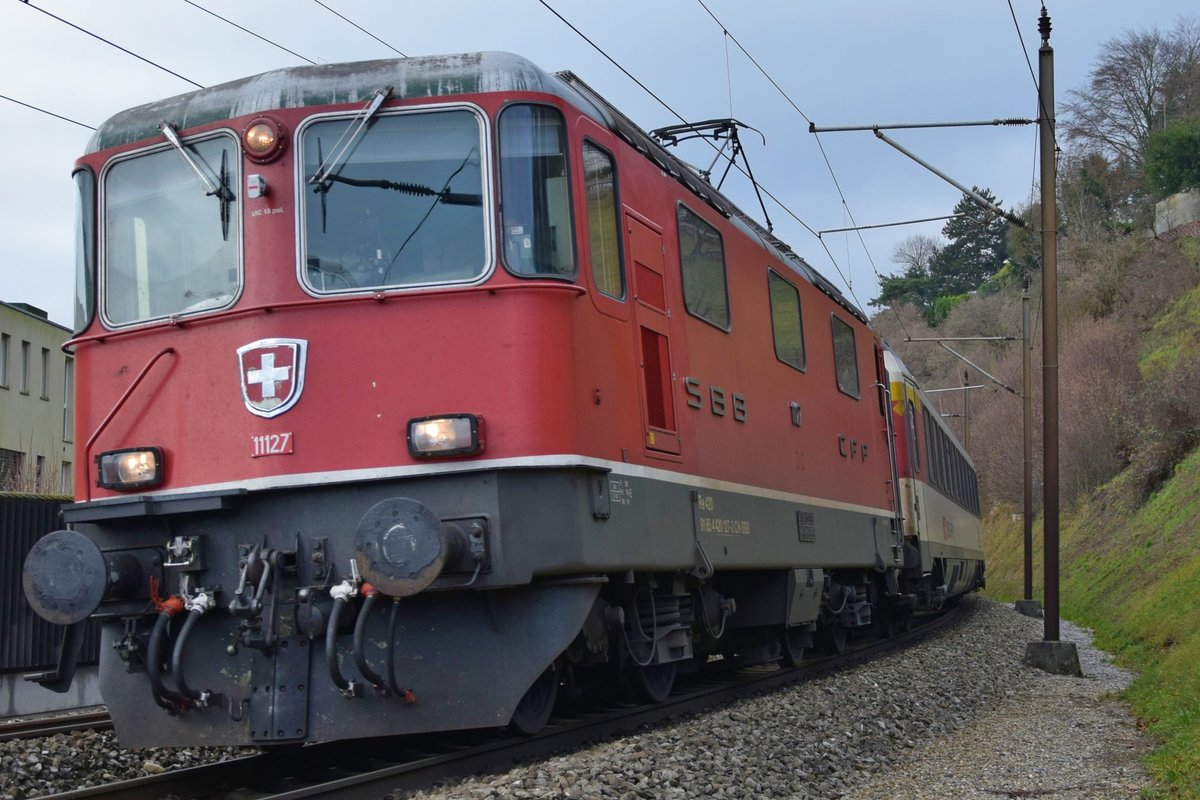 Re 4/4 II 11127 legt sich am 28.12.2019 bei Umiken AG in die Kurve und überquert in wenigen Sekunden die Aarebrücke. Nächster Halt Brugg AG, Endstation des Zuges Zürich HB.