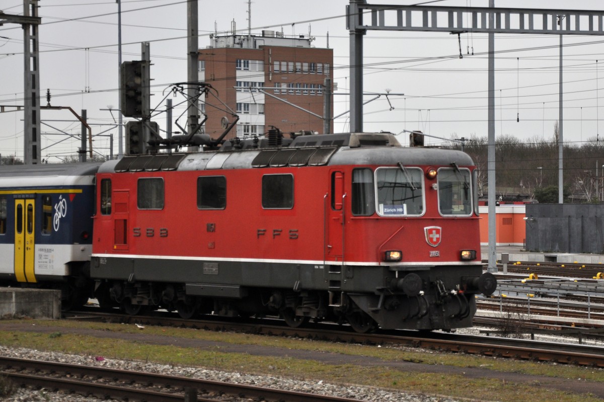 Re 4/4 II 11151 durchfährt den Bahnhof Muttenz. Die Aufnahme stammt vom 14.02.2014.