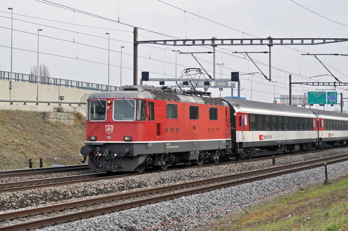 Re 4/4 II 11152 fährt Richtung Bahnhof SBB. Die Aufnahme stammt vom 16.11.2017.