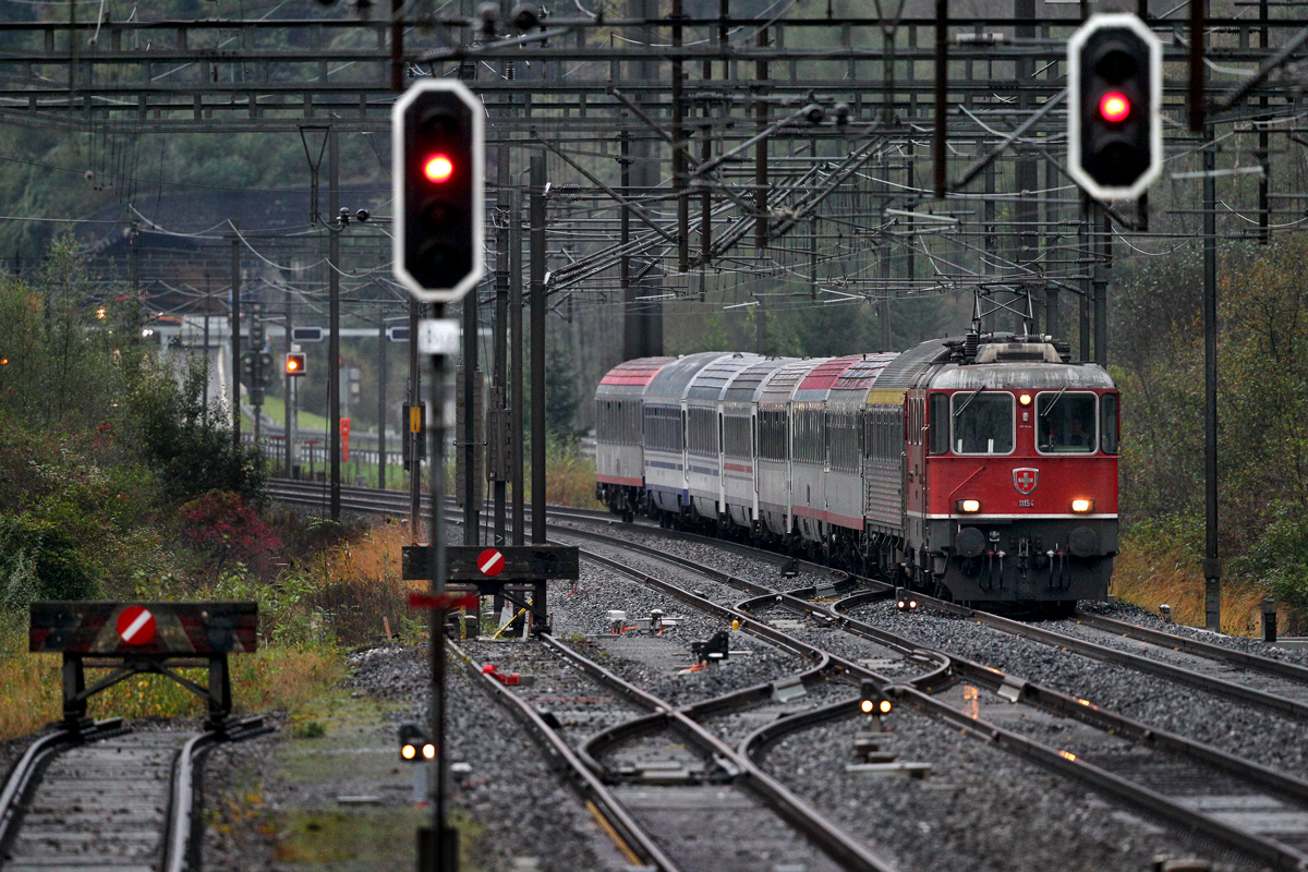Re 4/4 II 11154 ist unterwegs mit dem EN Beograd-Zürich HB bei Weesen.Bild vom 21.10.2014