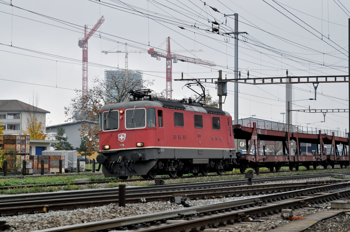 Re 4/4 II 11176 durchfährt den Bahnhof Pratteln. Die Aufnahme stammt vom 26.10.2016.