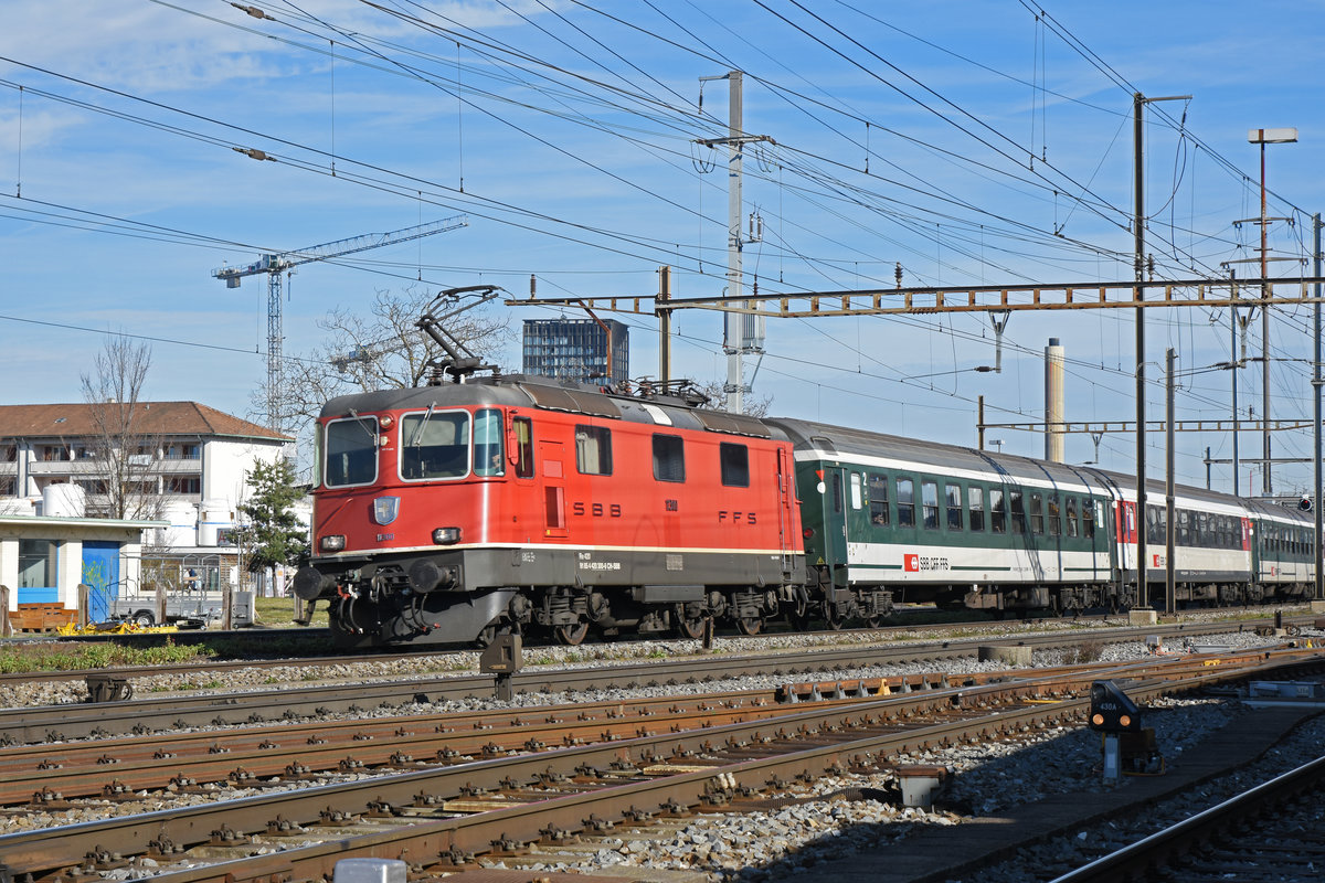 Re 4/4 II 11300 durchfährt den Bahnhof Pratteln. Die Aufnahme stammt vom 15.02.2020.