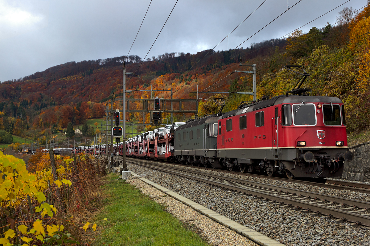 Re 4/4 II 11348 und die Re 6/6 11663  Eglisau  donnern mit einem Autozug in Schinznach am Fusse des Bözbergs vorüber.Bild Oktober 2015