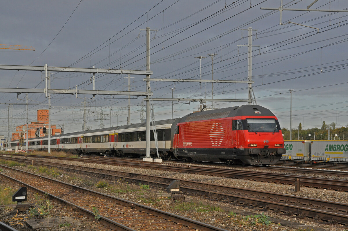 Re 460 025-0 durchfährt am 02.11.2022 den Bahnhof Pratteln.