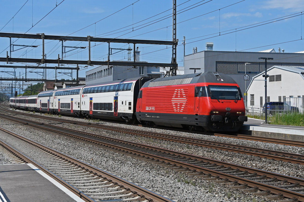 Re 460 027-6 durchfährt am 12.08.2024 den Bahnhof Rupperswil.