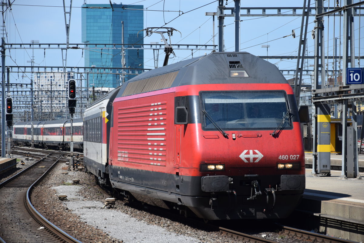 Re 460 027 am 18.04.2018 bei der Einfahrt in den Hauptbahnhof Zürich.