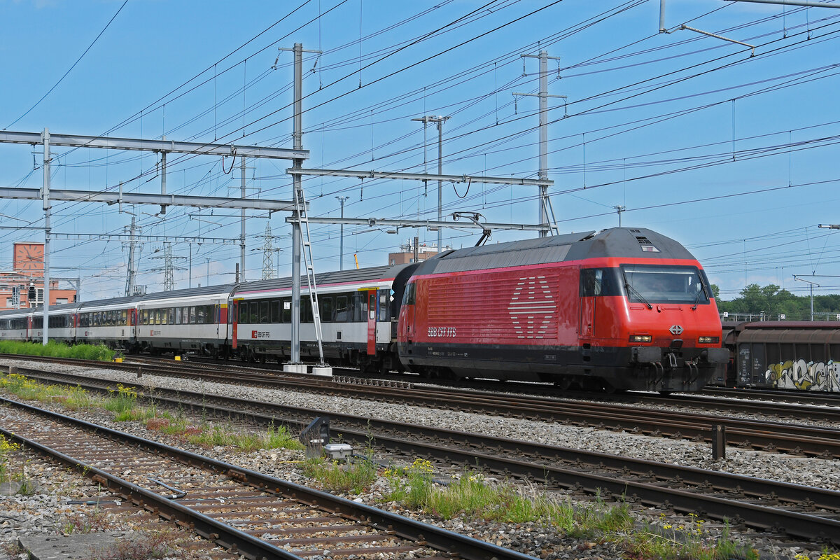 Re 460 048-2 durchfährt am 06.06.2024 den Bahnhof Muttenz.