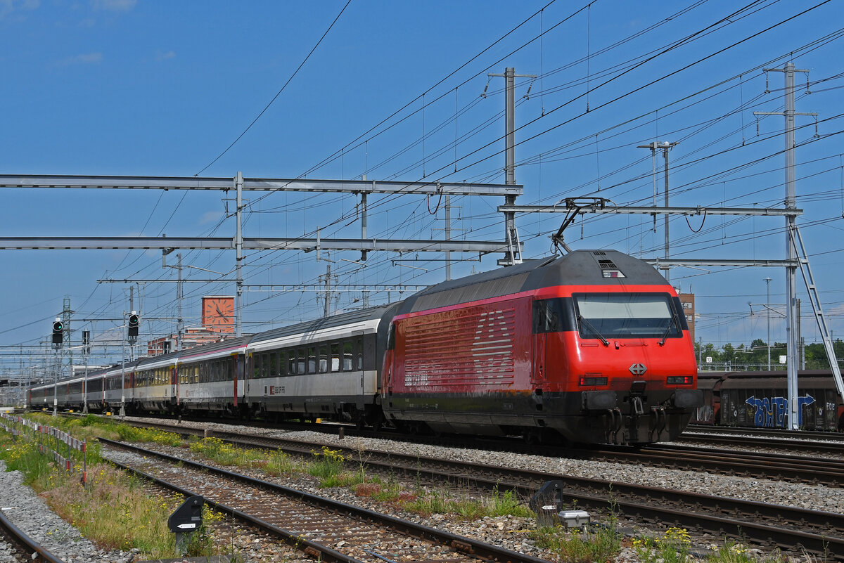 Re 460 081-3 Giruno durchfährt am 06.06.2024 den Bahnhof Muttenz.