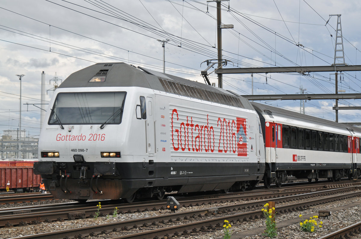Re 460 098-7, mit der Gottardo 2016 Werbung, durchfährt den Bahnhof Muttenz. Die Aufnahme stammt vom 16.04.2016.