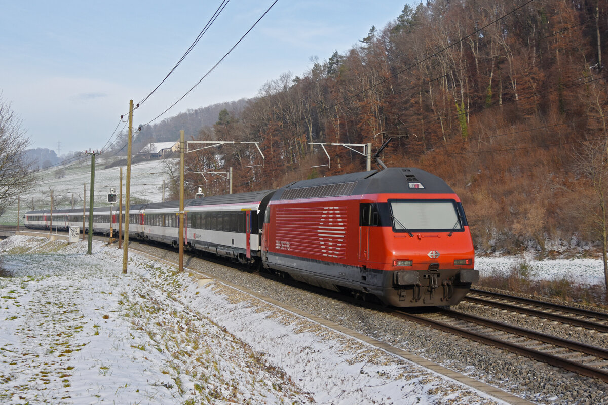 Re 460 101-9 fährt am 19.12.2022 Richtung Bahnhof Gelterkinden.