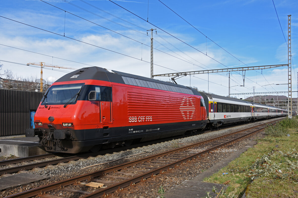Re 460 101-9 wartet am 13.03.2023 beim Bahnhof Gelterkinden.
