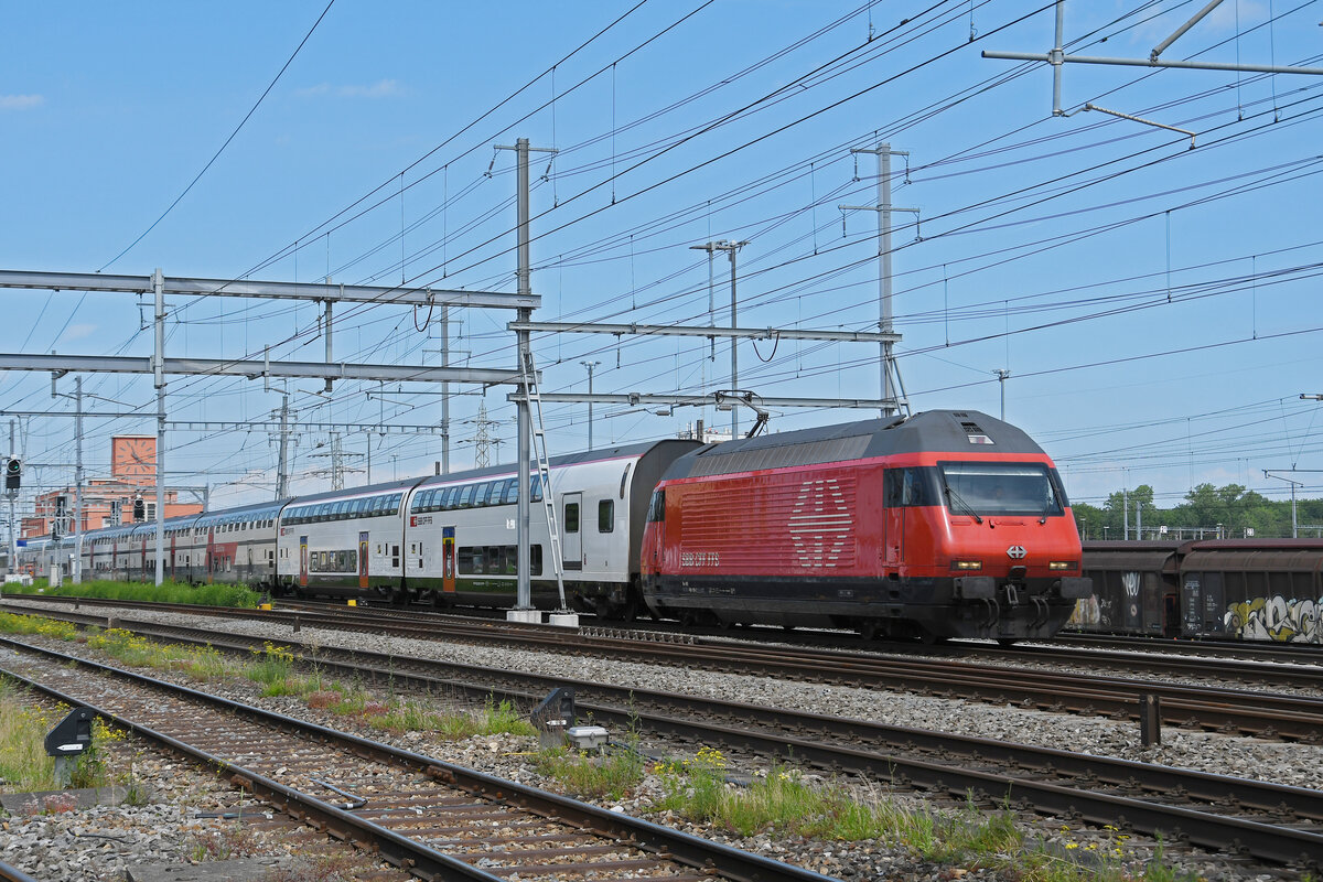 Re 460 109-2 durchfährt am 06.06.2024 den Bahnhof Muttenz.