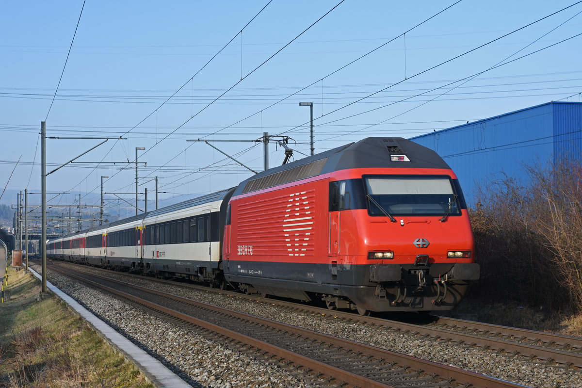 Re 460 117-5 fährt Richtung Bahnhof Itingen. Die Aufnahme stammt vom 21.01.2020.