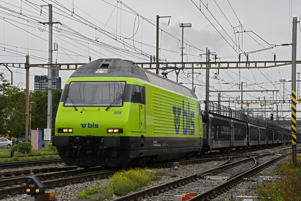 Re 465 008-1 der BLS durchfährt am 10.09.2024 den Bahnhof Pratteln.