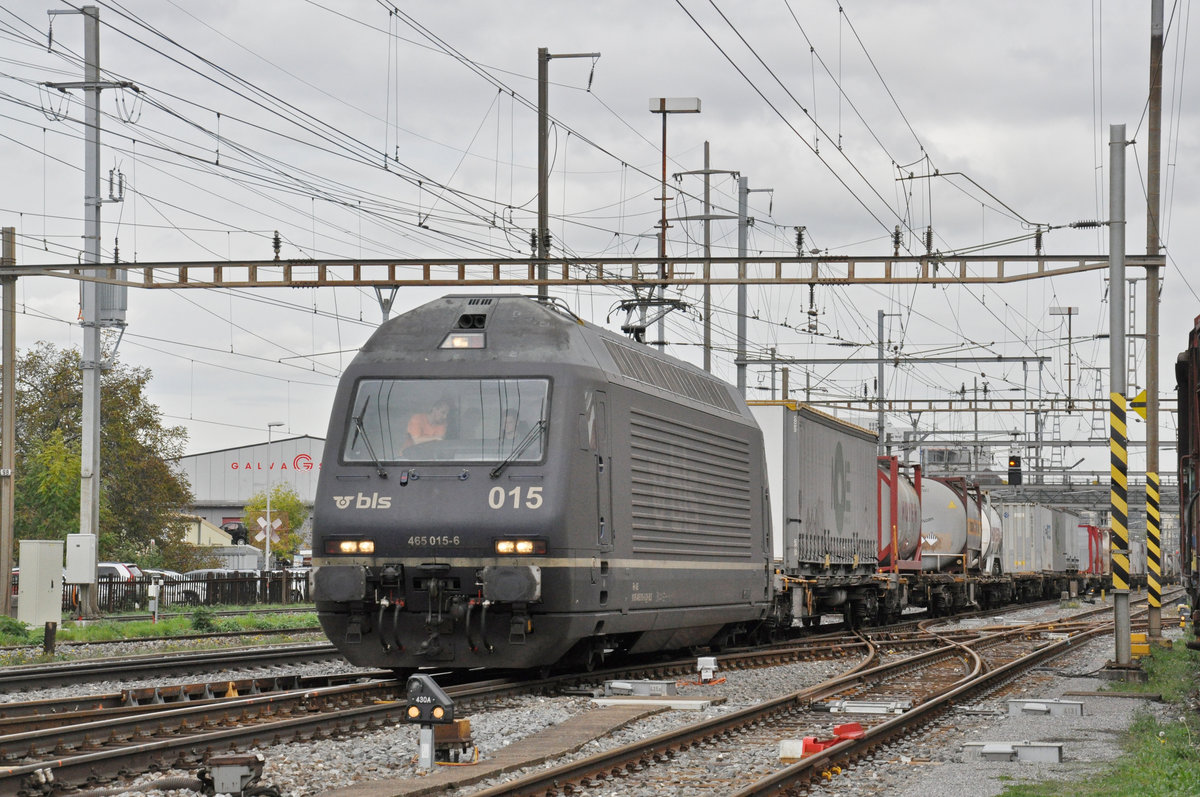 Re 465 015-6 durchfährt den Bahnhof Pratteln. Die Aufnahme stammt vom 24.10.2019.