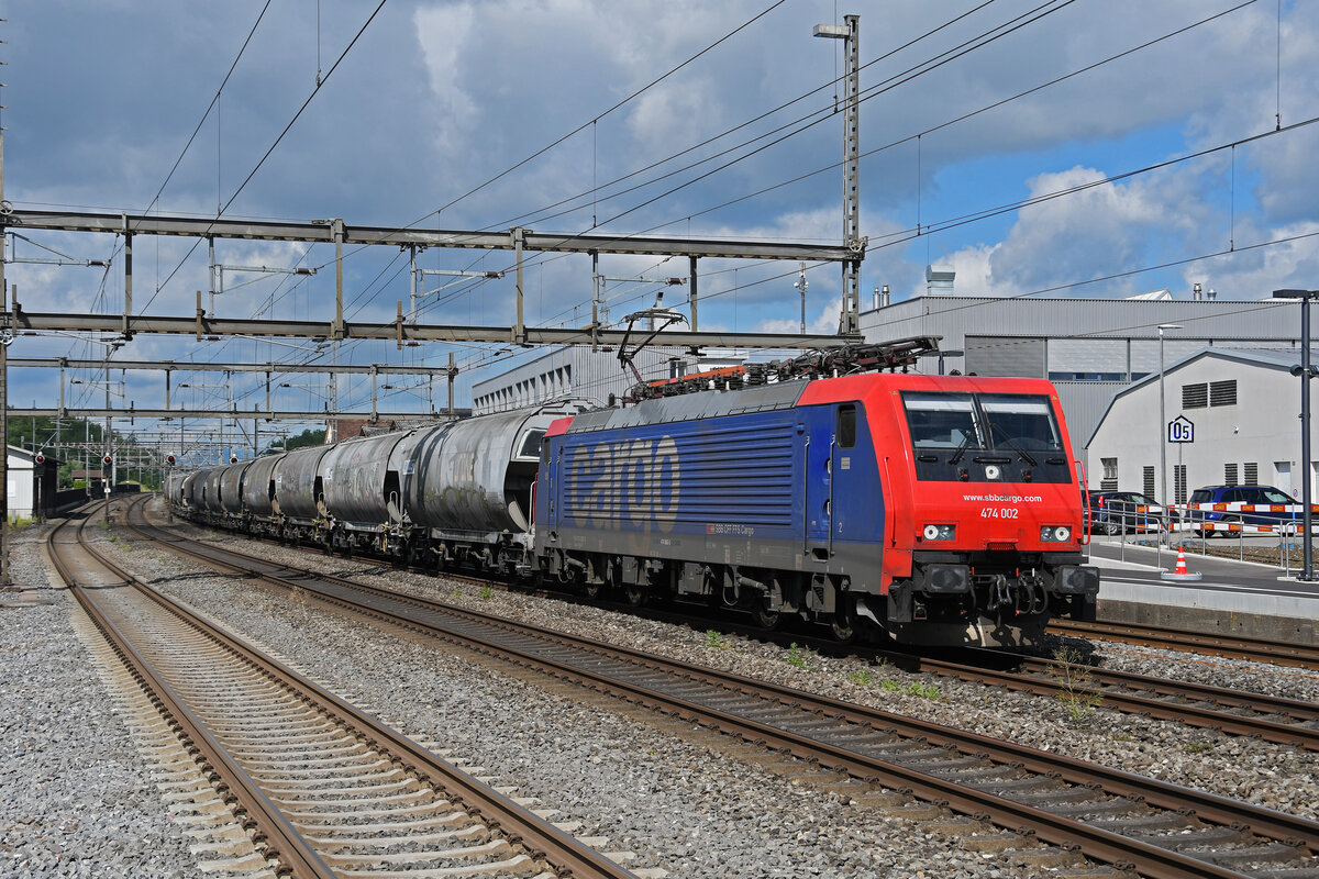 Re 474 002-3 durchfährt am 10.06.2024 den Bahnhof Rupperswil.