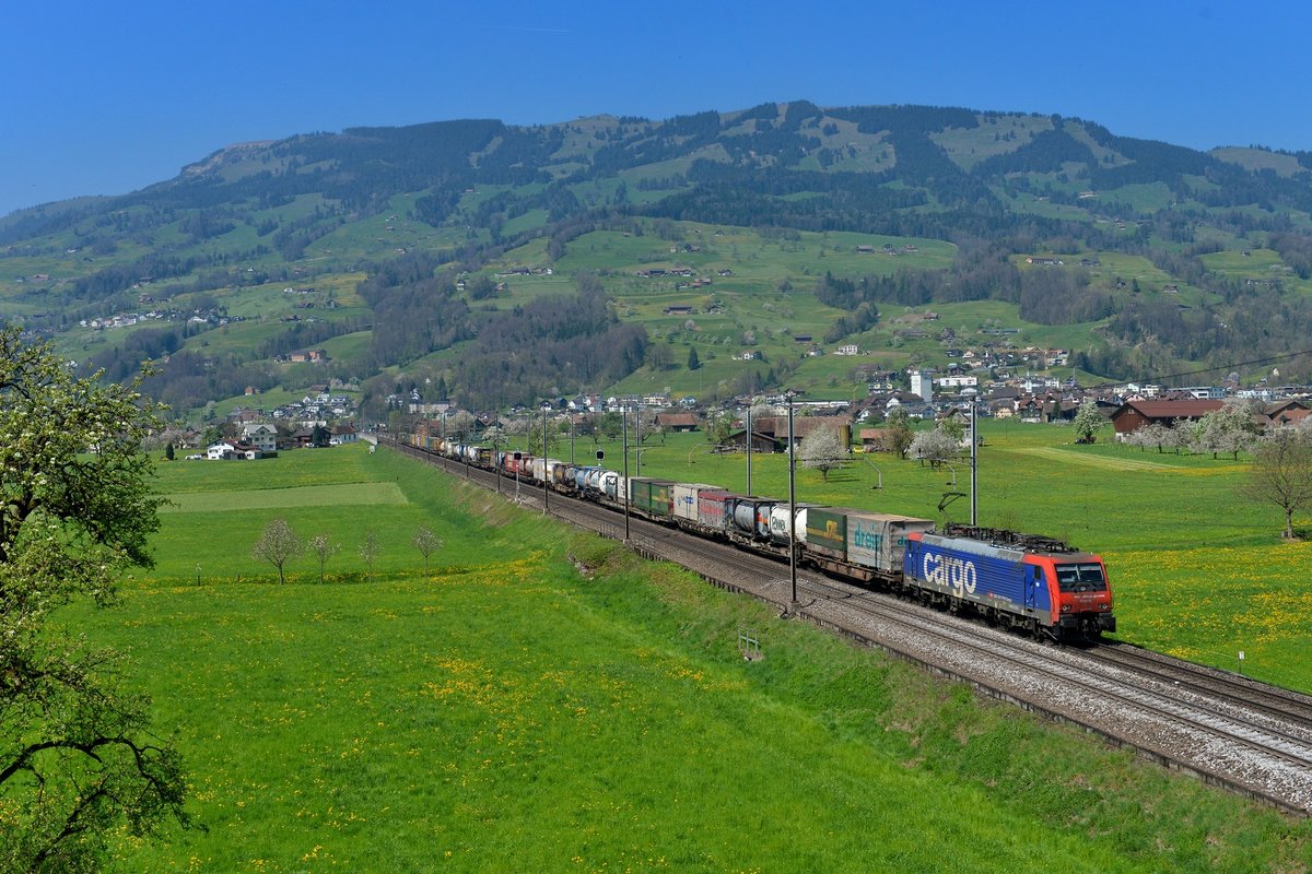 Re 474 012 mit einem KLV am 08.04.2017 bei Steinen.