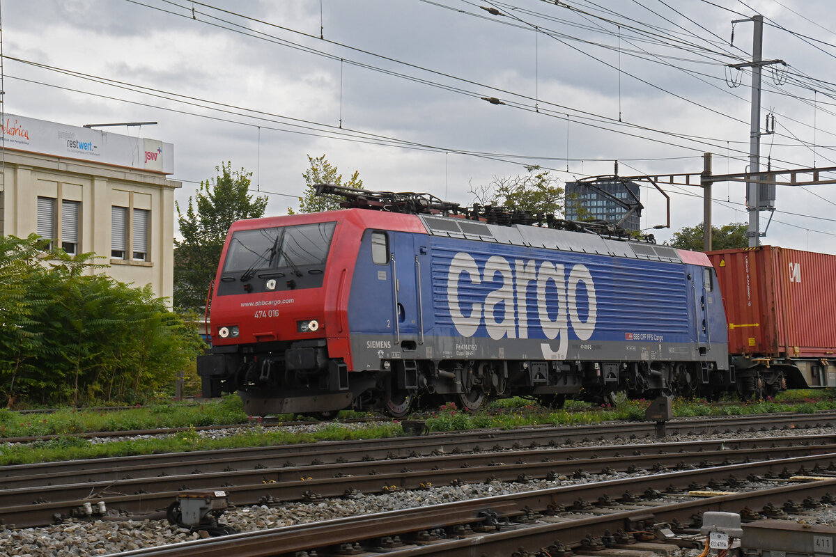 Re 474 016-3 durchfährt am 24.09.2024 den Bahnhof Pratteln.