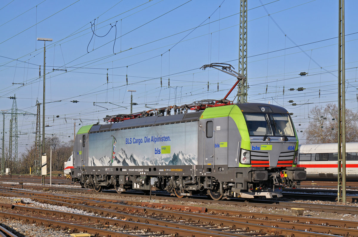 Re 475 404-0 durchfährt den Badischen Bahnhof. Die Aufnahme stammt vom 30.11.2016.