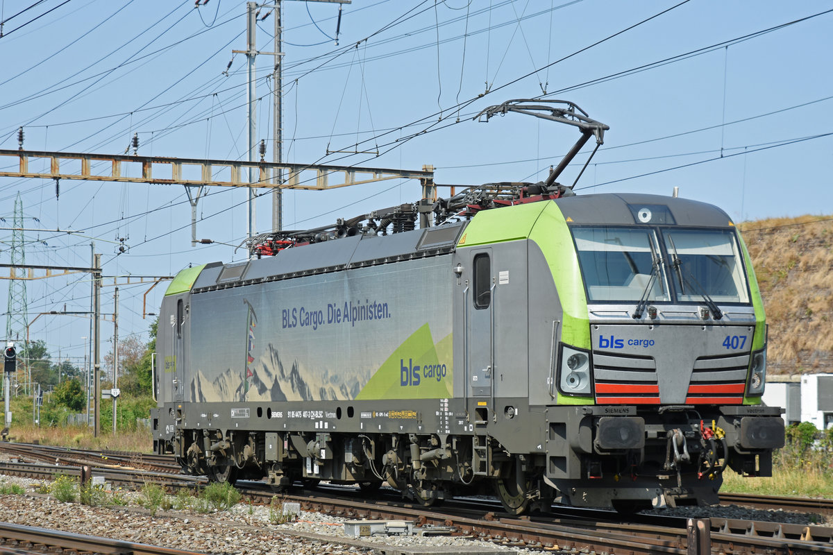 Re 475 407-3 der BLS durchfährt den Bahnhof Pratteln. Die Aufnahme stammt vom 28.08.2018.