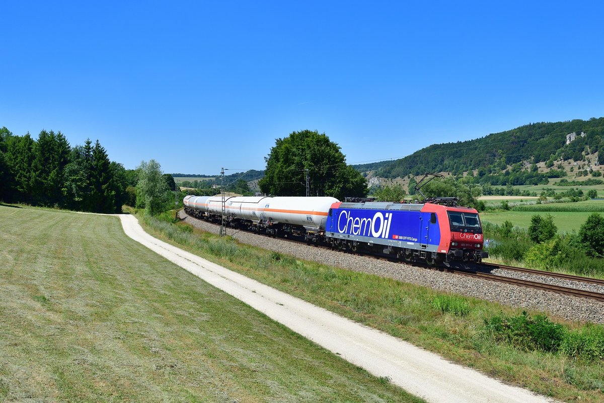 Re 482 011 mit einem Gaskesselzug am 24.07.2019 bei Dollnstein. 