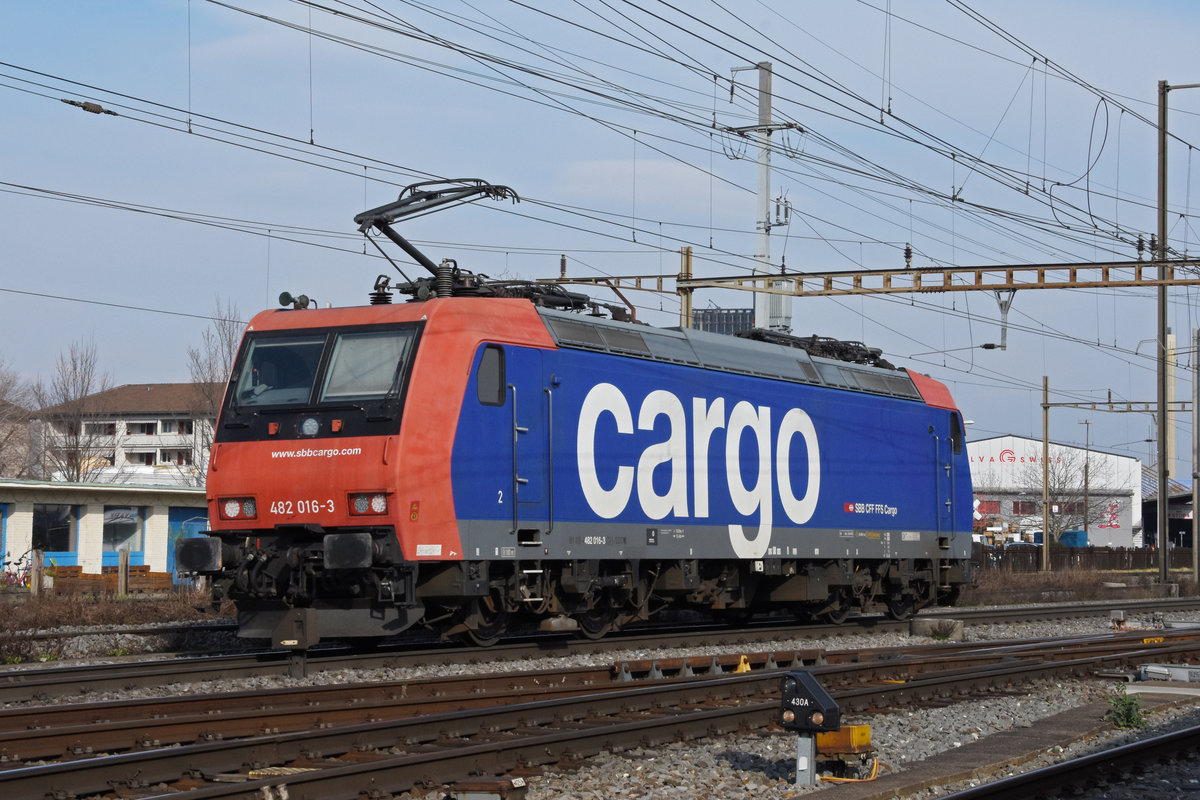 Re 482 016-3 durchfährt solo den Bahnhof Pratteln. Die Aufnahme stammt vom 09.03.2021.