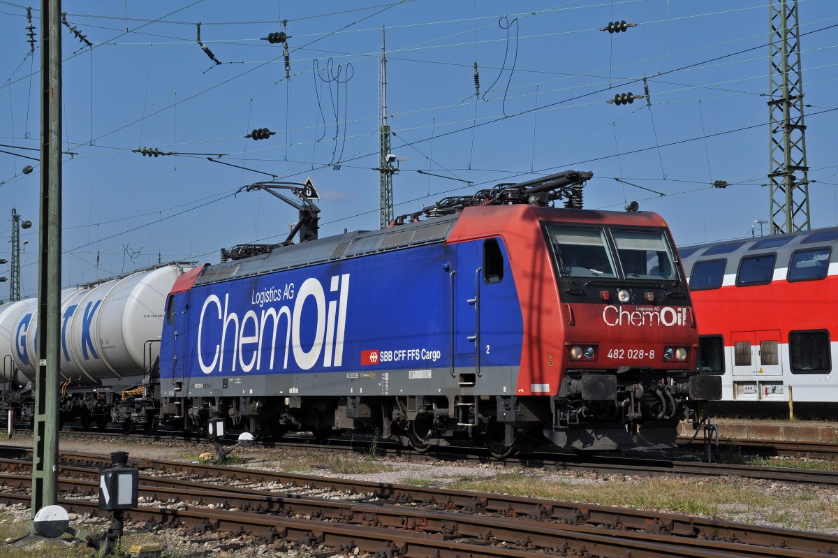 Re 482 028-8 durchfährt den Badischen Bahnhof. Die Aufnahme stammt vom 08.09.2014.