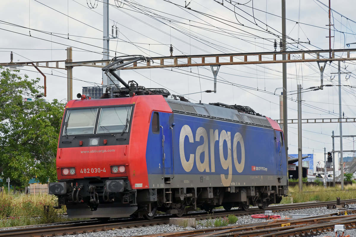 Re 482 030-4 durchfährt den Bahnhof Pratteln. Die Aufnahme stammt vom 29.07.2019.