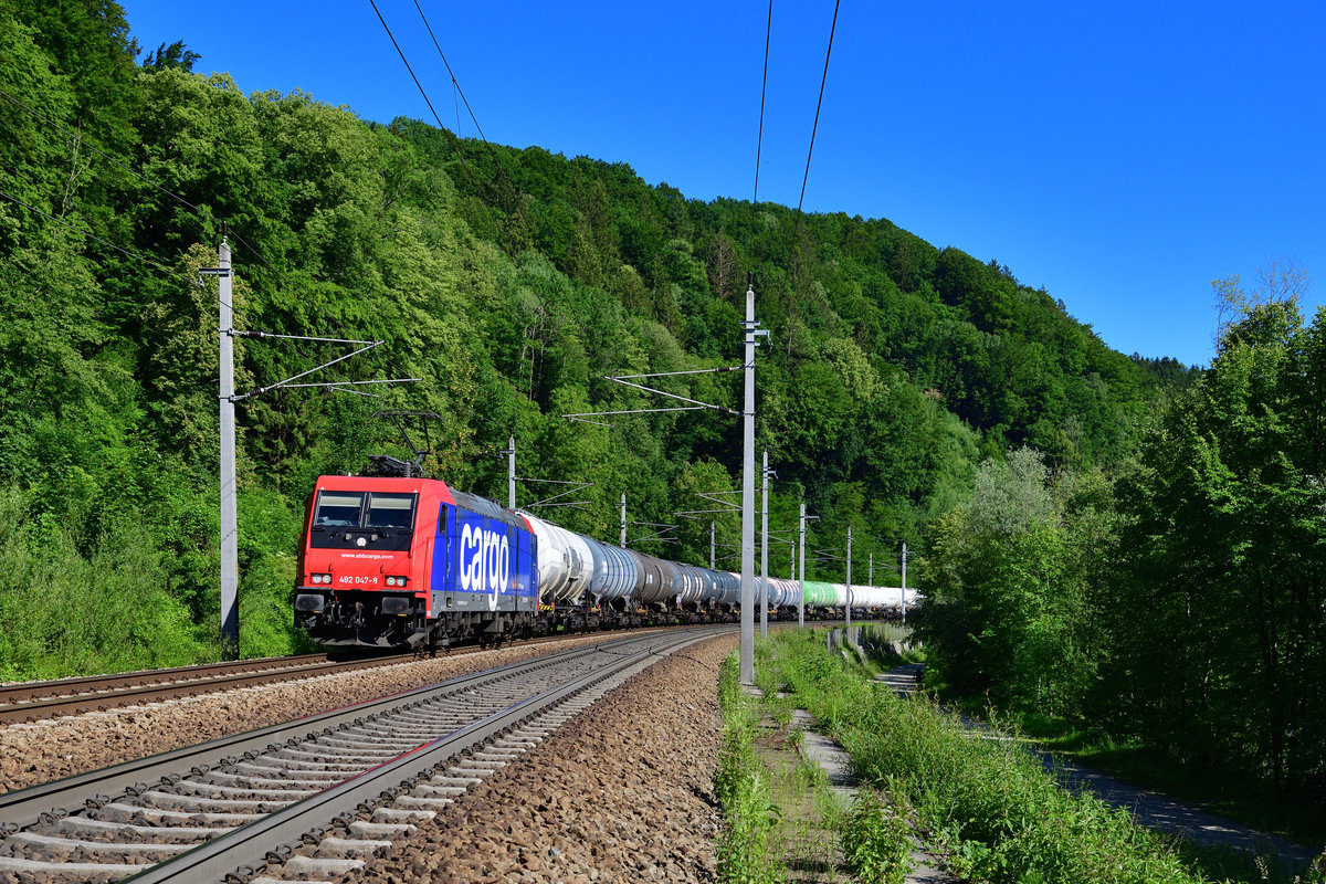 Re 482 047 mit einem Kesselzug am 12.06.2020 bei Ingling.