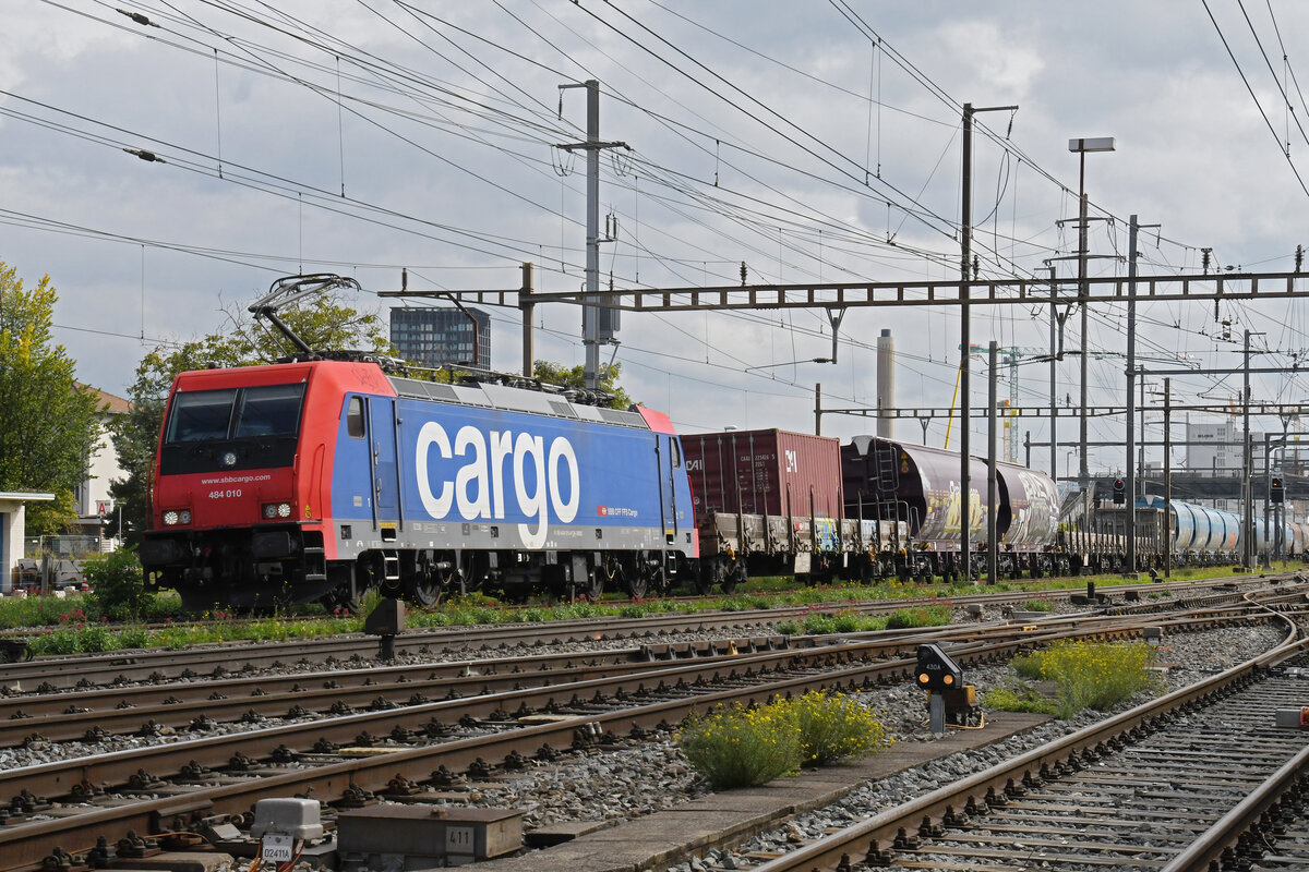 Re 484 010-4 durchfährt am 24.09.2024 den Bahnhof Pratteln.