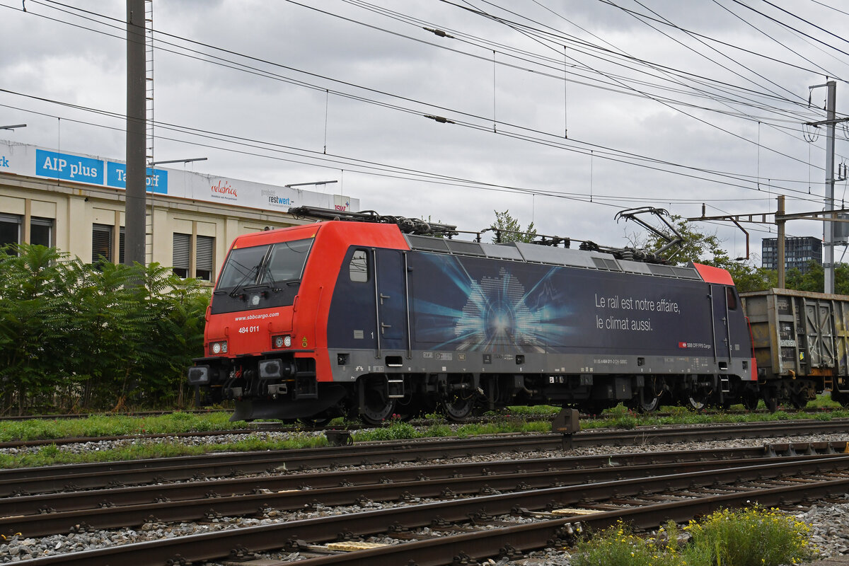 Re 484 011-2 durchfährt am 10.09.2024 den Bahnhof Pratteln.