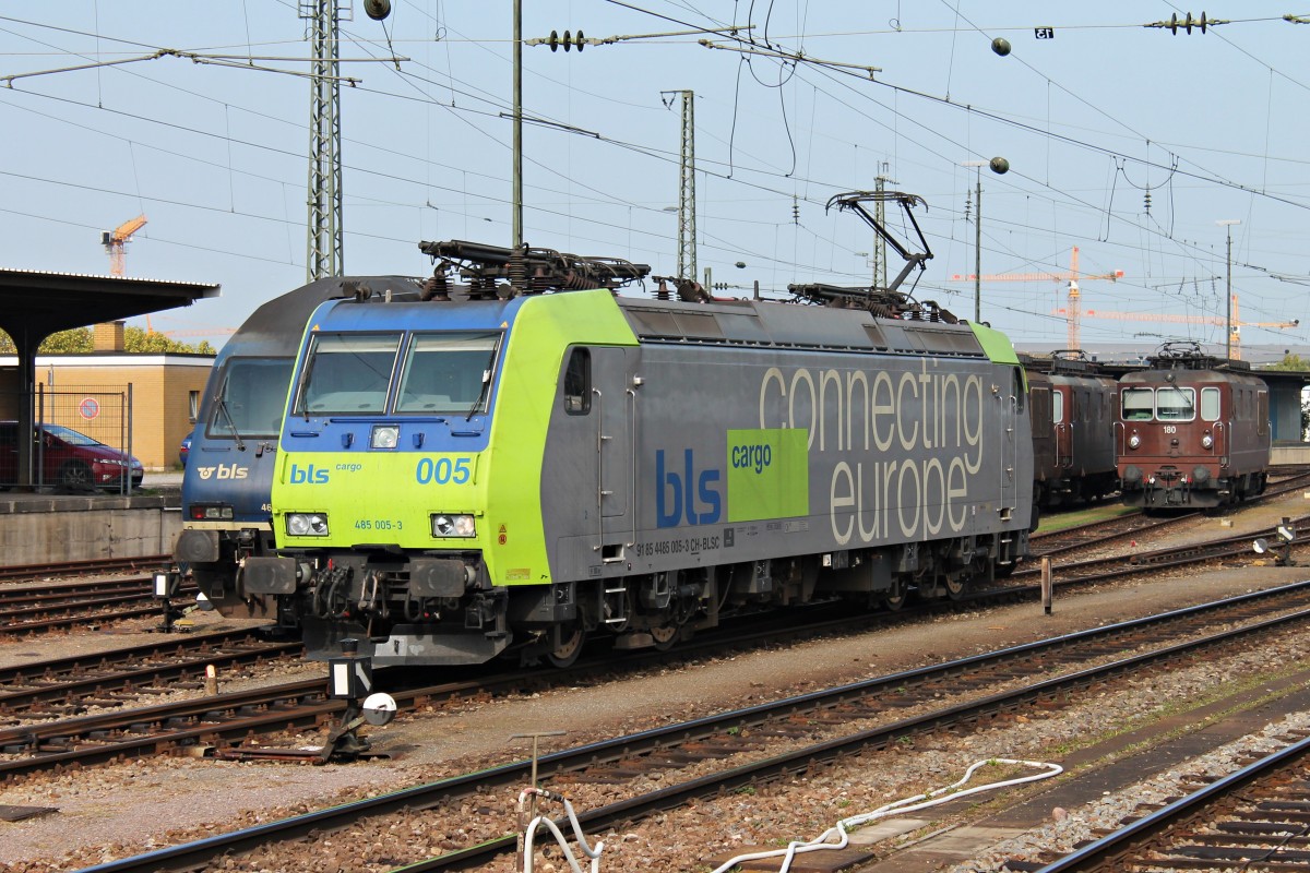 Re 485 005-3 am 04.10.2014 beim Ausrücken in Basel Bad Bf. Später fuhr sie als Lz in Richtung Rangierbahnhof Muttenz.