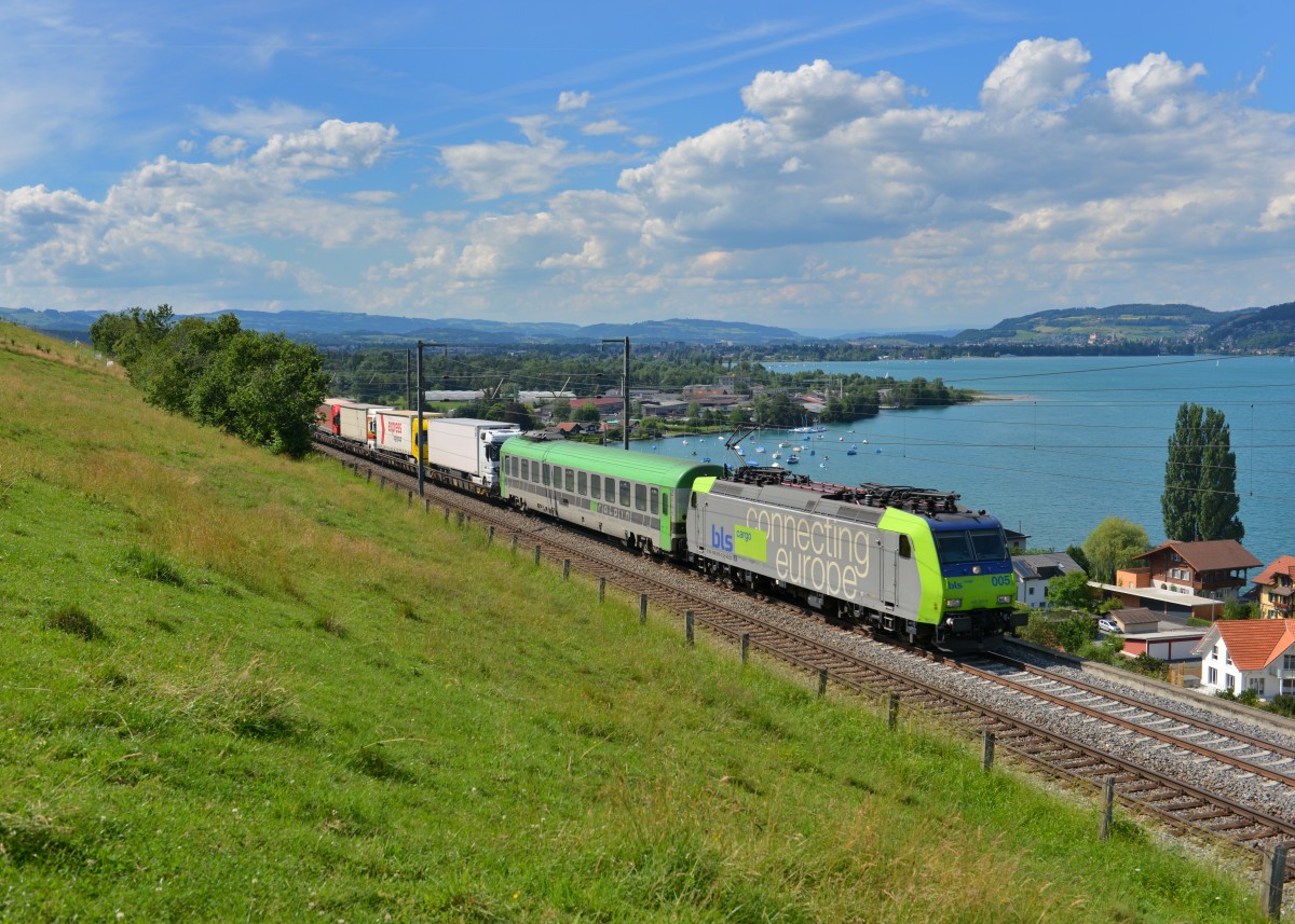 Re 485 005 mit einer Rola am 20.06.2014 bei Einigen. 