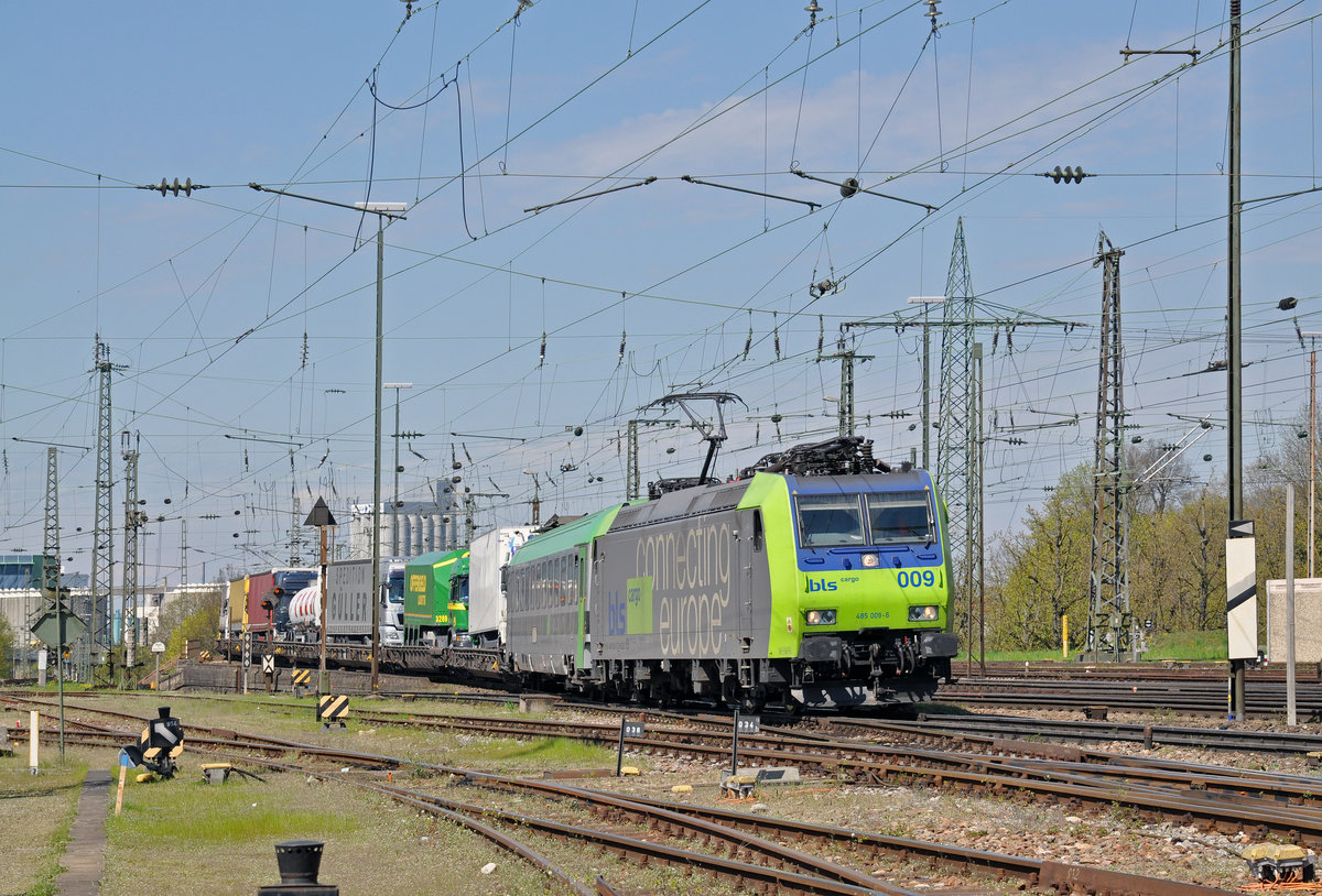 Re 485 009-5 durchfährt den Badischen Bahnhof. Die Aufnahme stammt vom 11.04.2016.