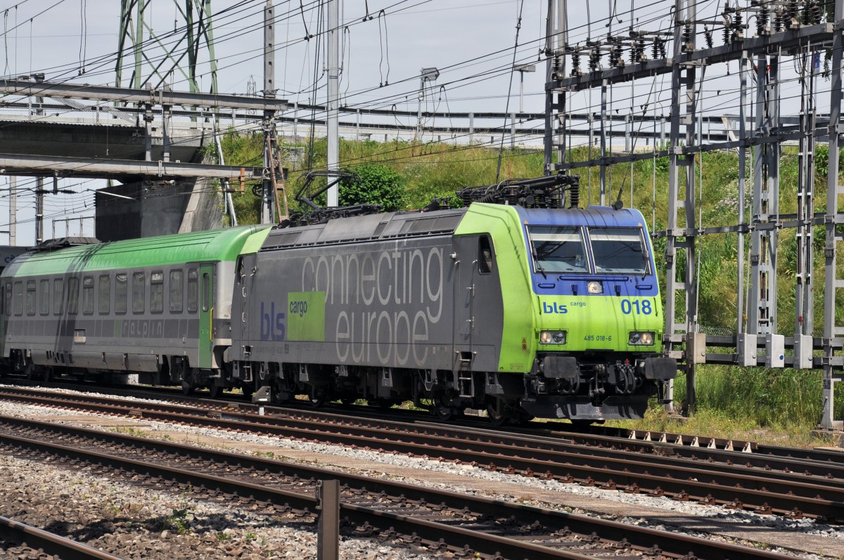 Re 485 018-6 durchfährt den Bahnhof Muttenz. Die Aufnahme stammt vom 10.06.2014.