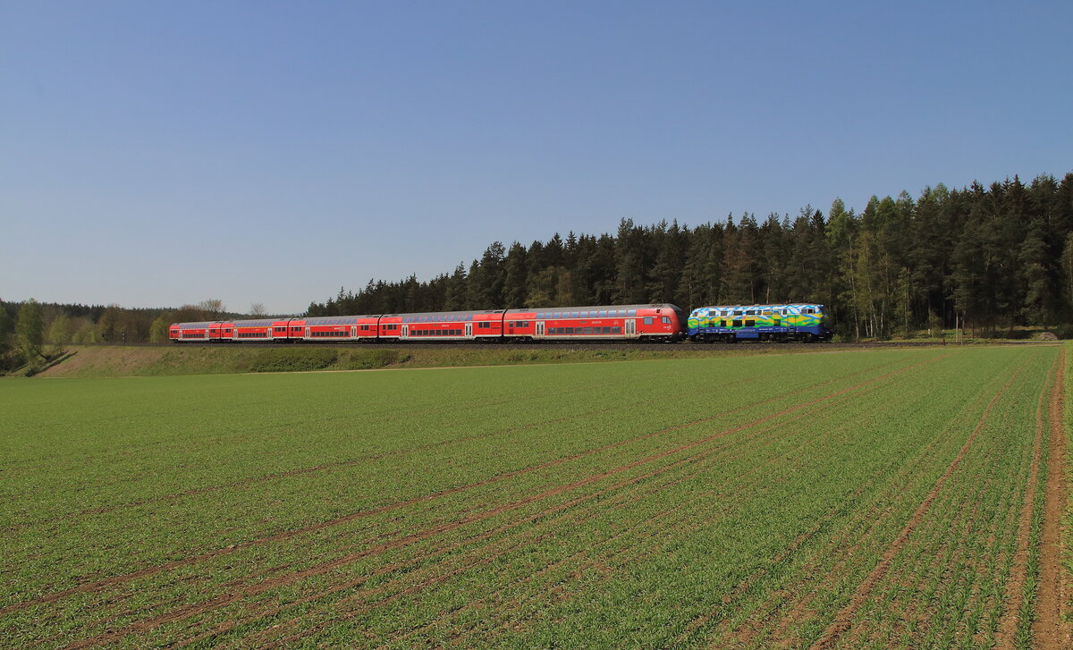 RE 4854 als RE2 von München über Regensburg nach Hof. Ab Regensburg übernahm die 218 443  Dona  Werbelok den Zug und konnte am 30.04.2024 bei Neudes eingefangen werden.