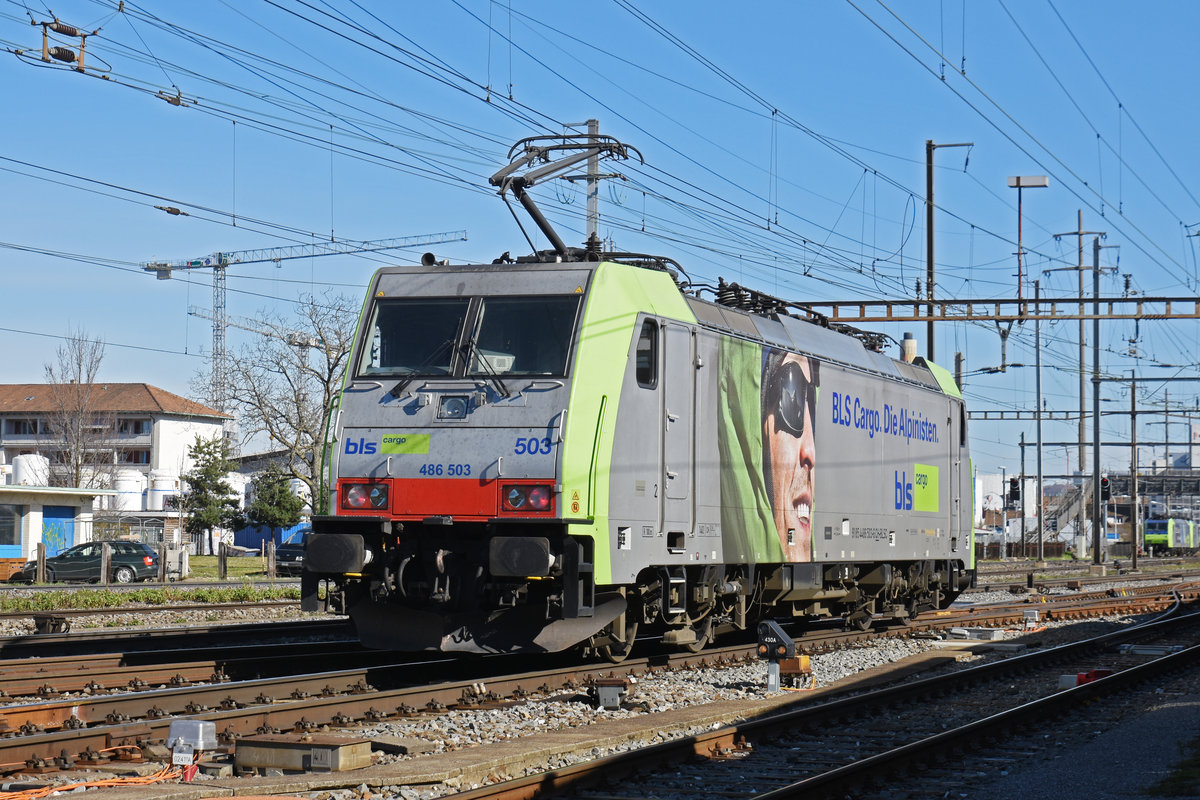 Re 486 503-6 der BLS, durchfährt den Bahnhof Pratteln. Die Aufnahme stammt vom 28.02.2020.