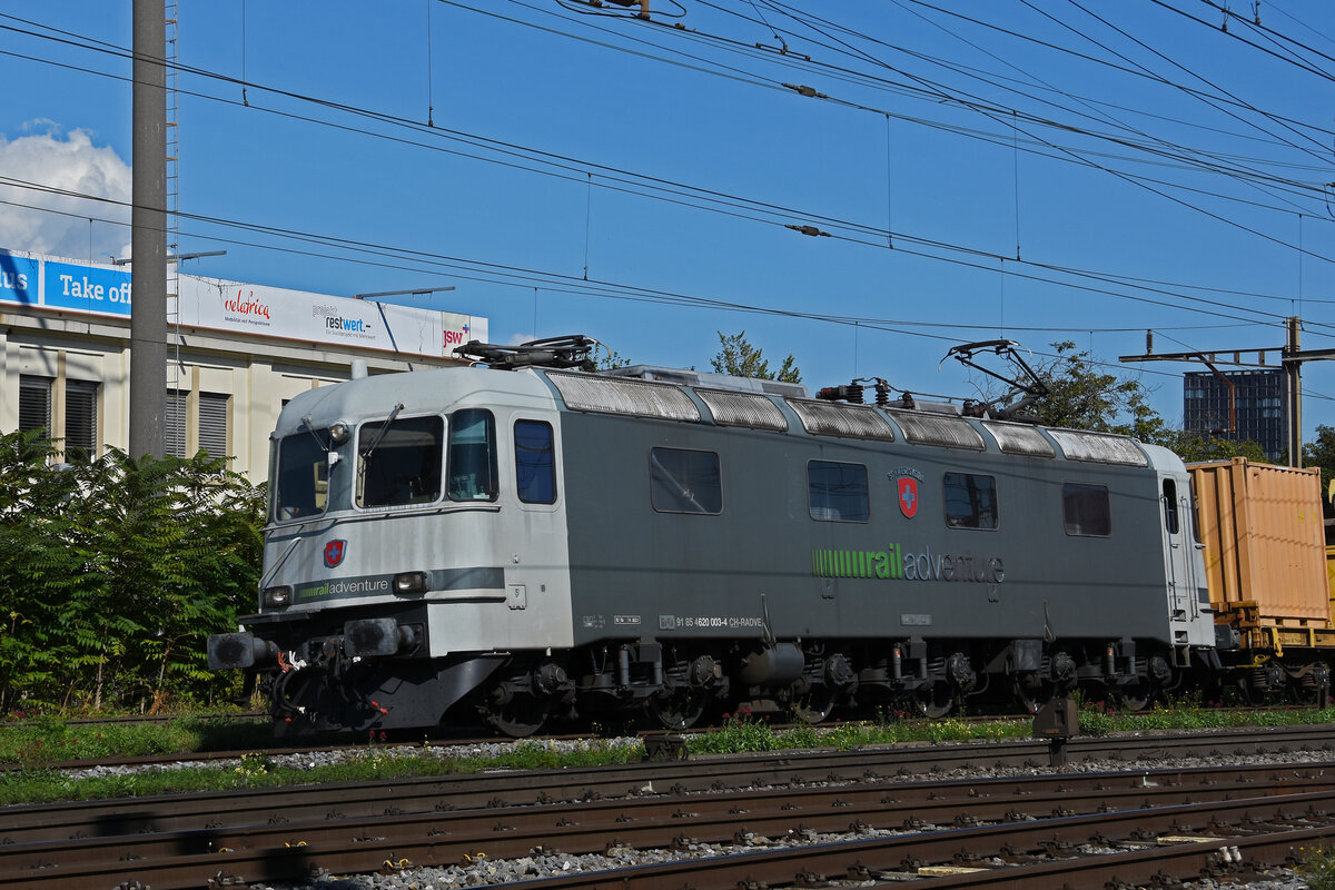 Re 620 003-4 von railadventure durchfährt am 20.09.2024 den Bahnhof Pratteln.