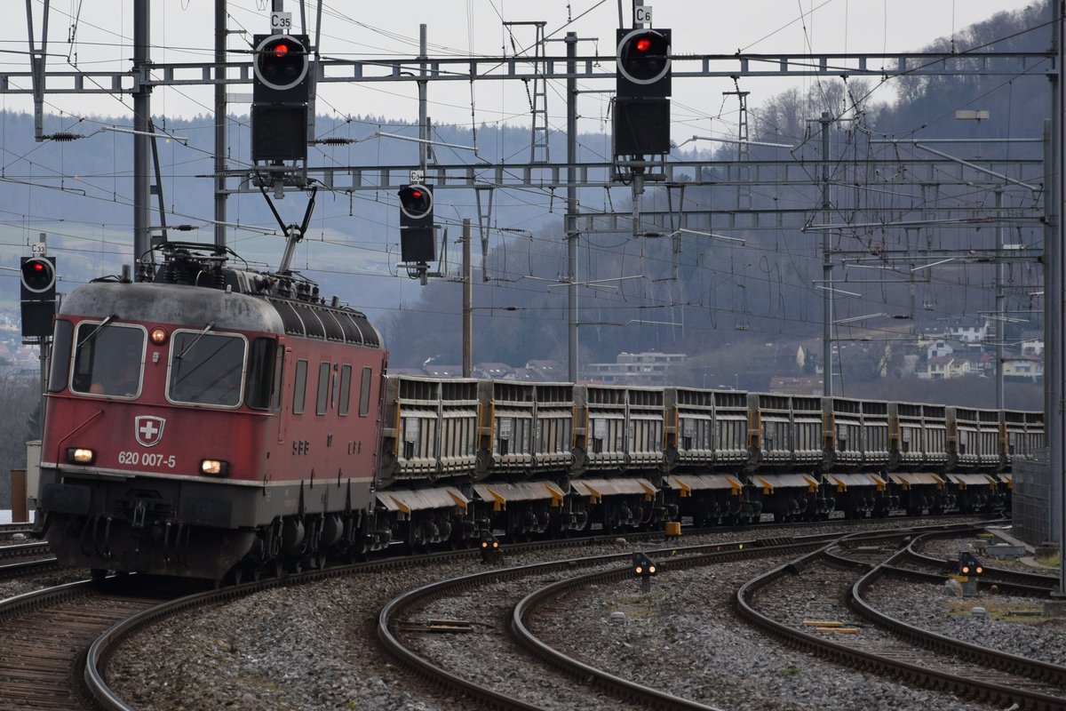 Re 620 007-5  Wattwil  zieht eine Aushubzug vom Gubristtunnel am 17.03.2018 durch Brugg zum Zielbahnhof Wildegg.