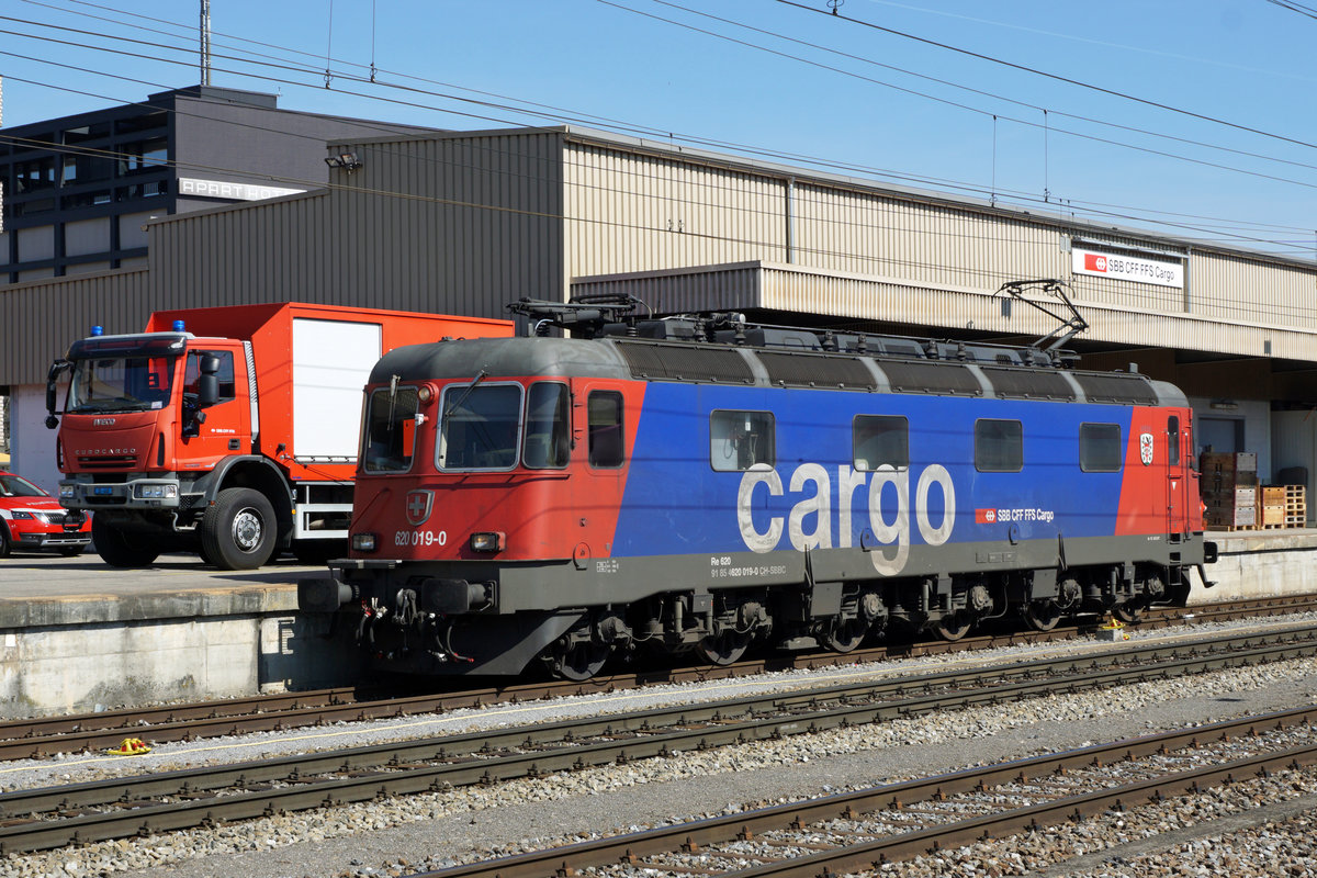 Re 620 019 - 0  ARBON  auf den nächsten Einsatz wartend in Rotkreuz am 22. März 2019.
Foto: Walter Ruetsch