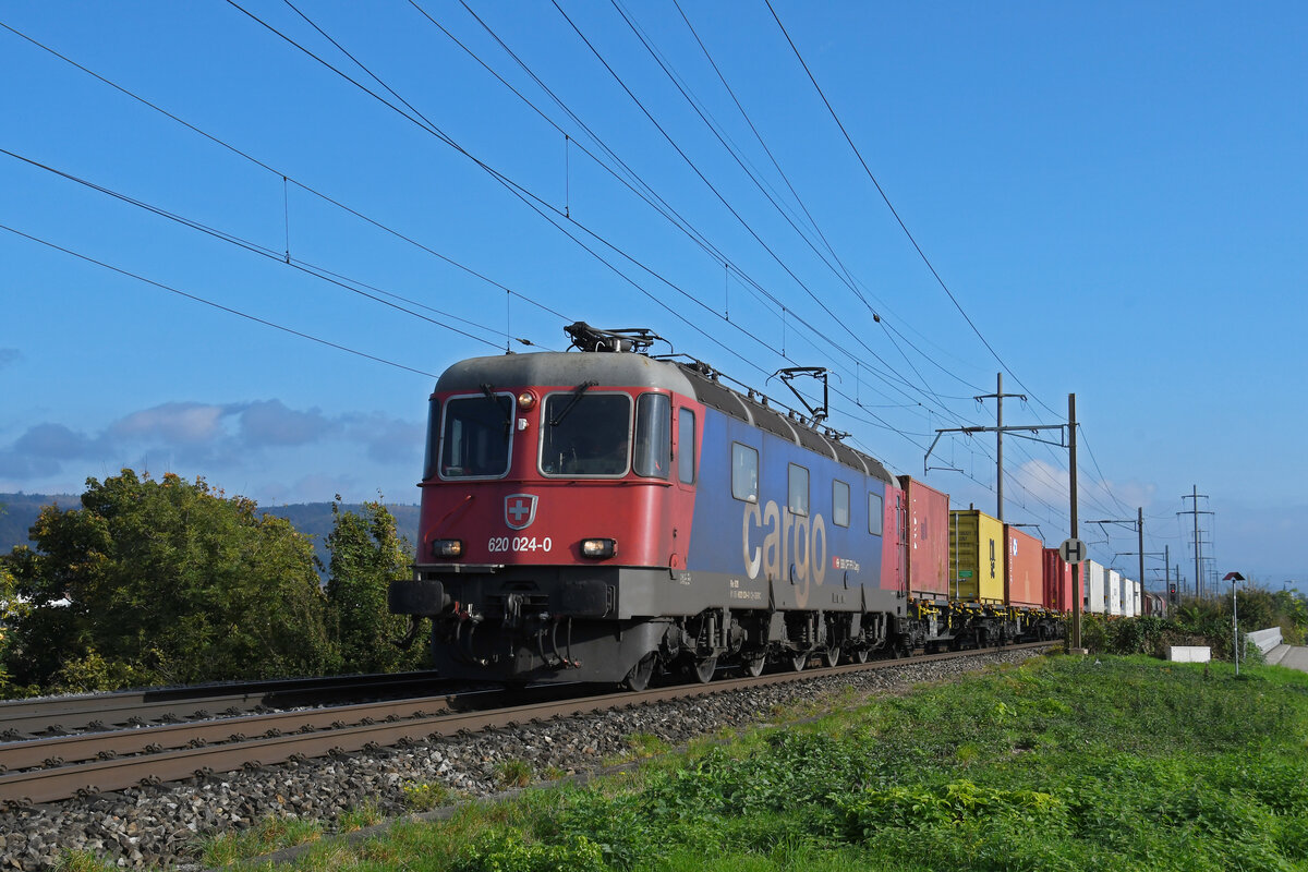 Re 620 024-0 fährt am 24.10.2024 Richtung Bahnhof Pratteln.