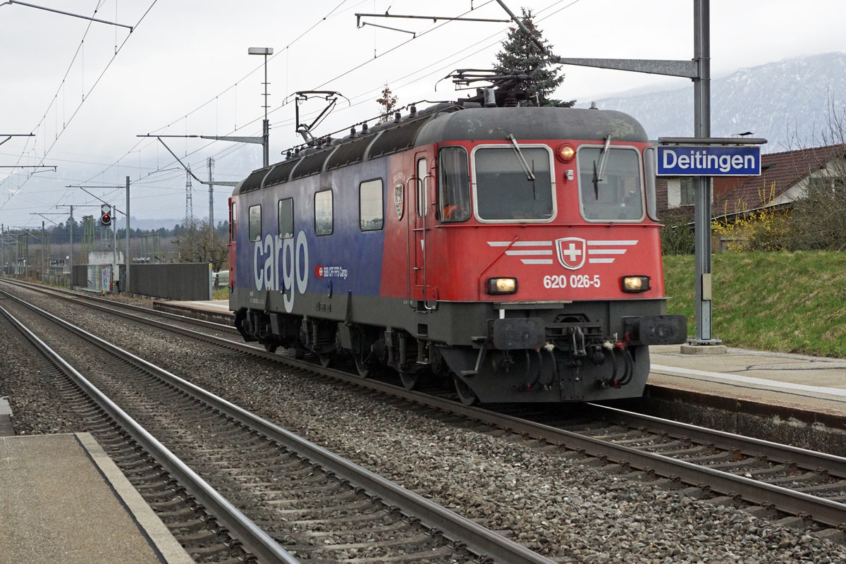 Re 620 026-5  ZOLLIKOFEN  als Lokzug Solothurn-Oensingen bei Deitingen am 22. März 2021.
Foto: Walter Ruetsch